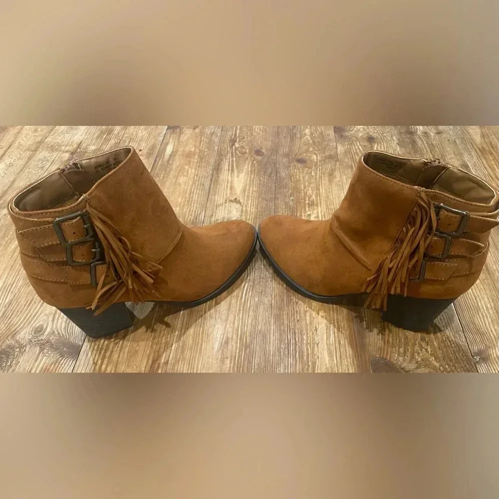 Bamboo Women’s Avenge Carmel Brown Faux Suede Ankle Western‎ Boots Heel 7.5 NEW